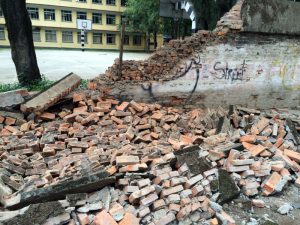 Many walls collapsed. Many walls collapsed.
